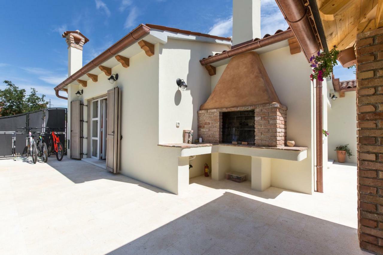 Small Old House Nedescina Exterior foto