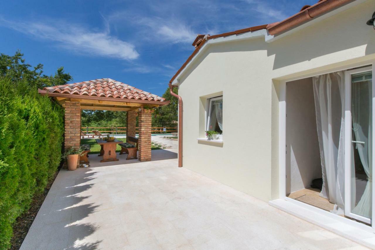 Small Old House Nedescina Exterior foto