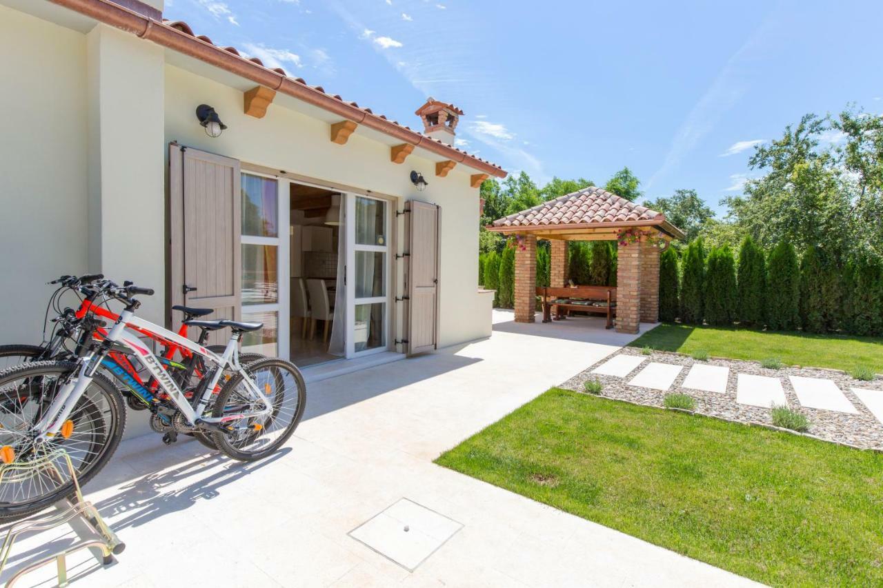 Small Old House Nedescina Exterior foto